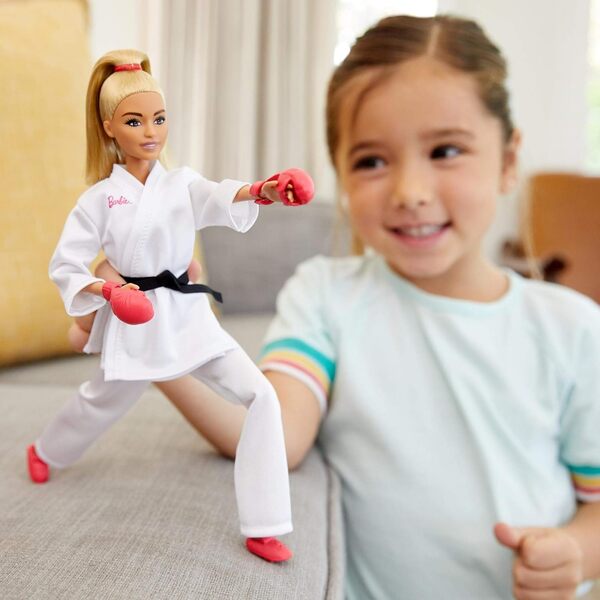 Barbie Sport Tokyo 2020, Coffret Karaté, Poupée articulée Blonde avec Kimono, Veste des Jeux Olympiques et Accessoires, Jouet pour Enfant, GJL74 Multicolore