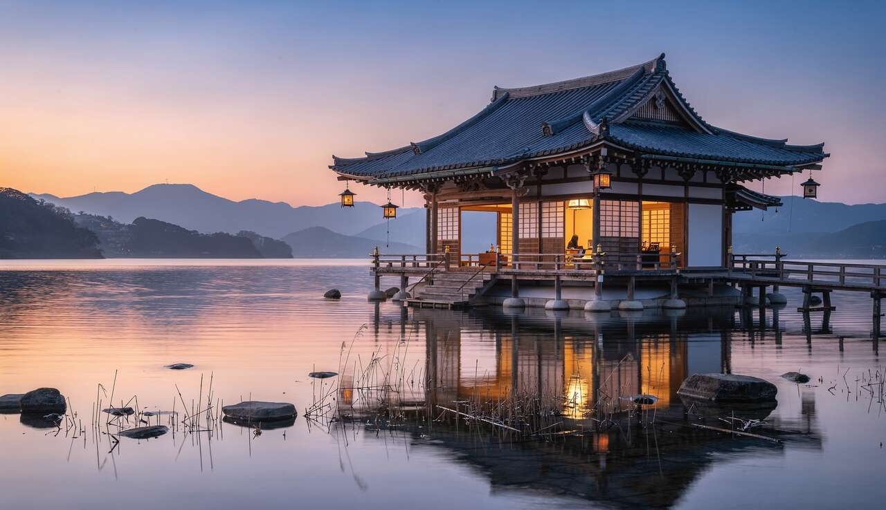 Le pavillon flottant sur le lac biwa