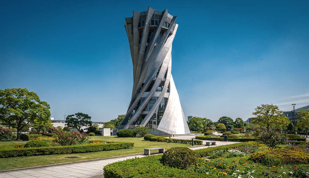 Conception par arata isozaki : une signature architecturale