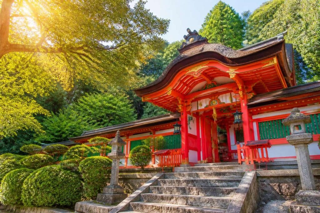 Sanctuaire tamukeyama hachiman-gū à nara : guide touristique et visites incontournables
