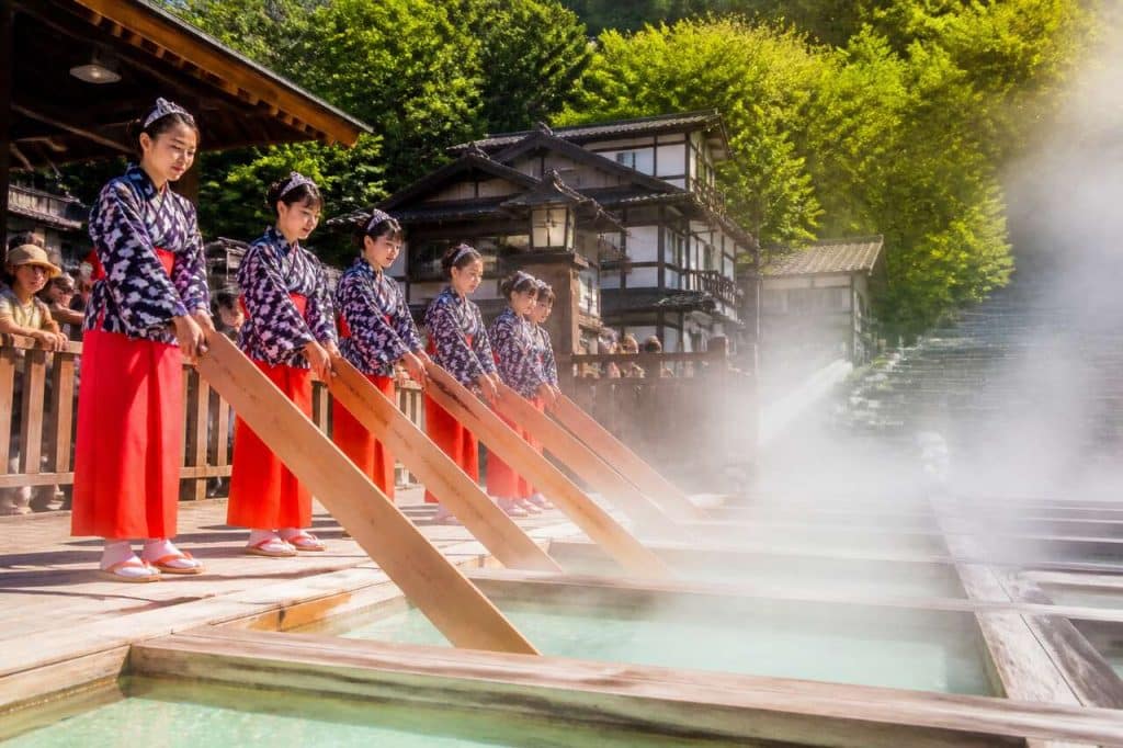 Cérémonie de Yumomi à Kusatsu : une tradition préservée