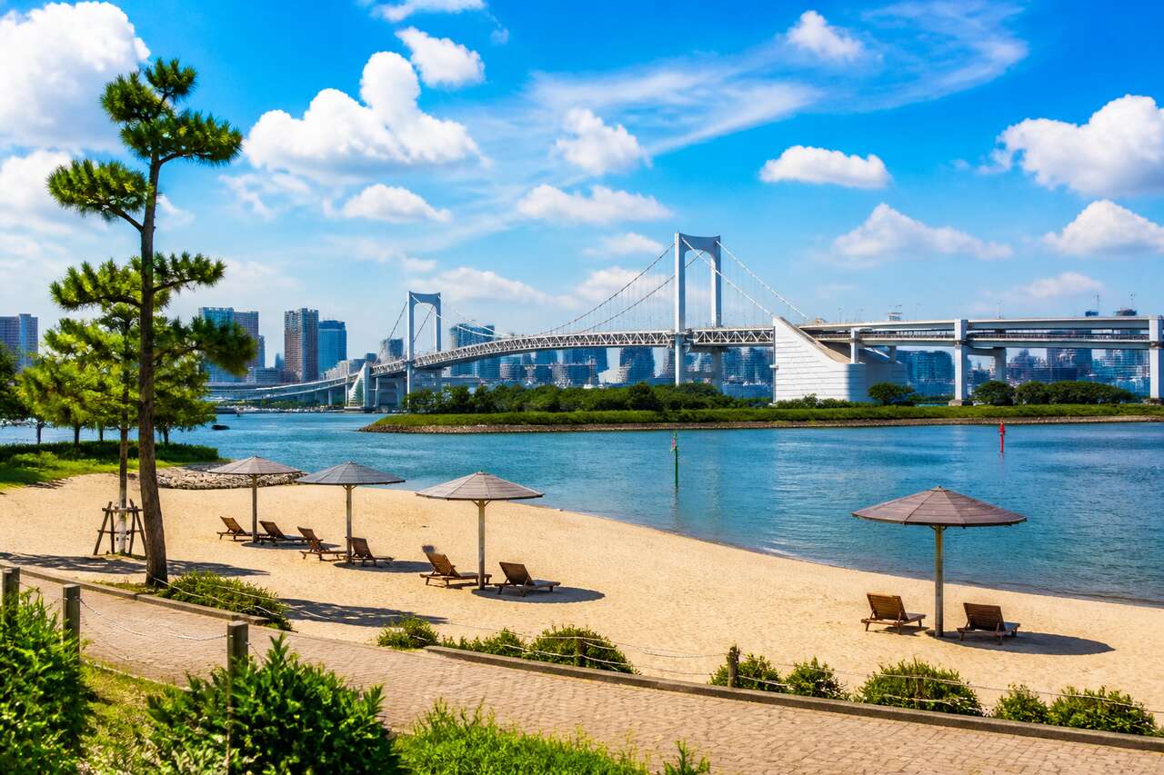 Seaside park à Odaiba : découvrez la plage urbaine du Japon